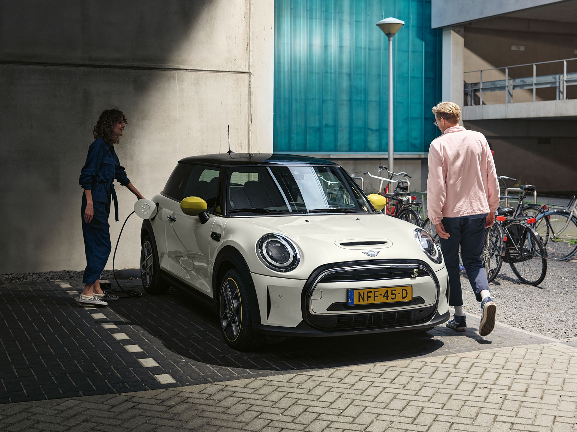 MINI 3-door Cooper SE – front view – silver and black